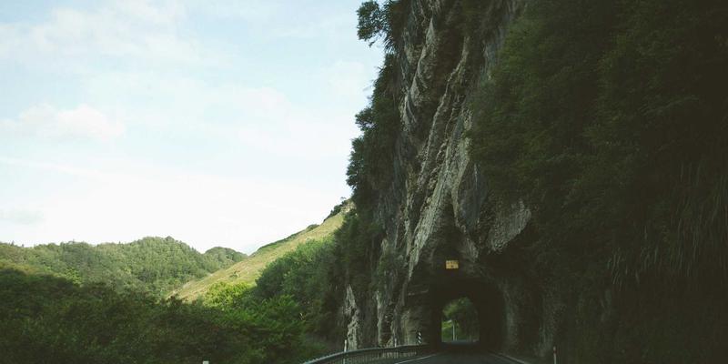 红唇98:从一抹经典红到现代美妆护肤的融合艺术