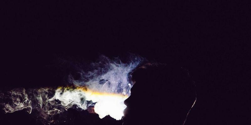 红唇与时尚史：从可可·香奈儿到YSL，口红如何塑造潮流与反叛精神 | 口红推荐指南