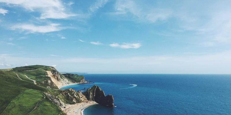 红唇与服饰搭配进阶指南：掌握色彩理论与风格协调的彩妆技巧