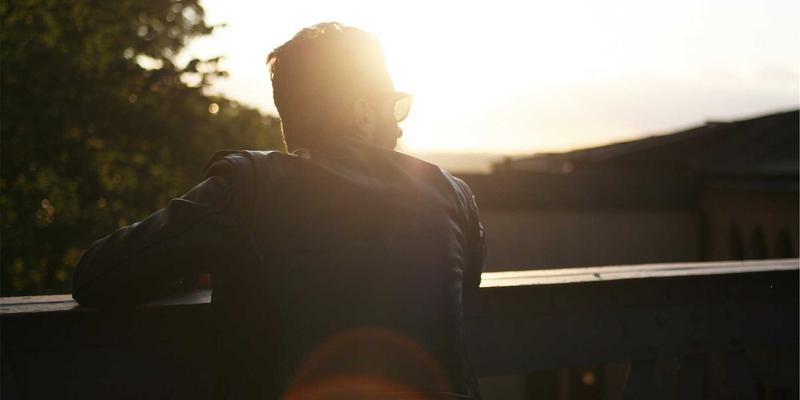 红唇与电影艺术：经典银幕形象背后的口红选择与妆容解析