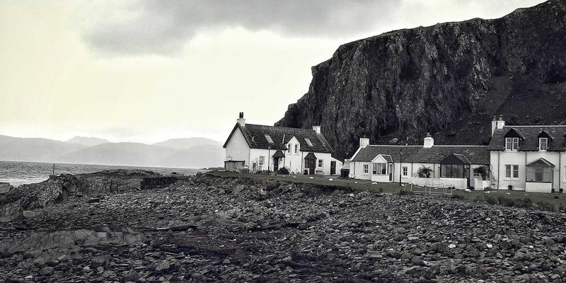 红唇妆的场合适配法则：从日常通勤到晚宴派对的彩妆技巧全解析