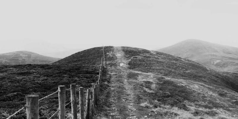 红唇的声波：美妆如何改变你的声音感知与社会互动 | 彩妆技巧与口红评测深度解析