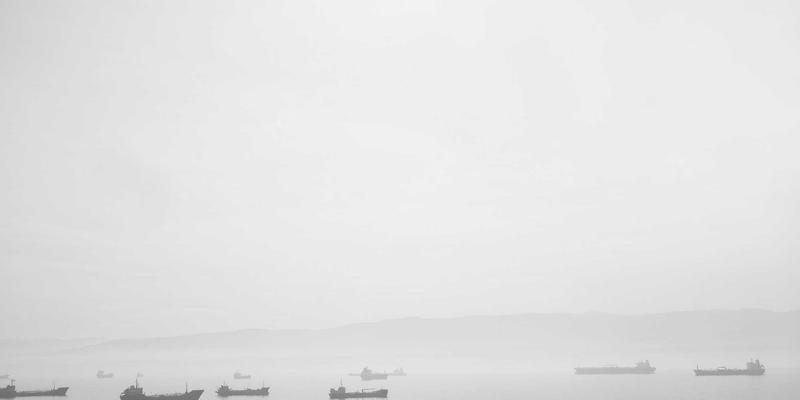 红唇的边界探索：无性别美妆趋势下，男性与多元群体的口红诠释与推荐