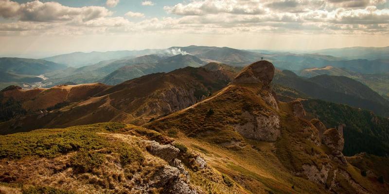 职场红唇艺术：根据行业与场合选择得体口红与彩妆技巧